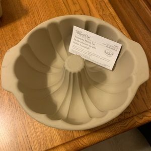 Pampered chef Bundt pan new, never used. This is a discontinued piece.